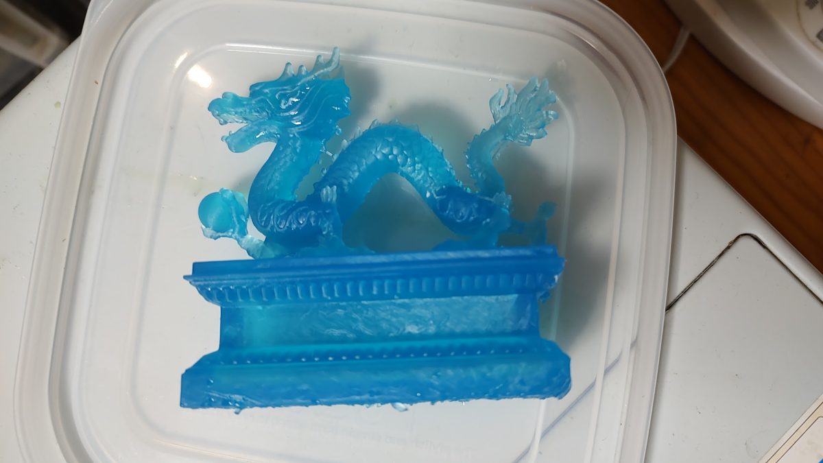 光硬化式3Dプリンタで出力した龍の置物